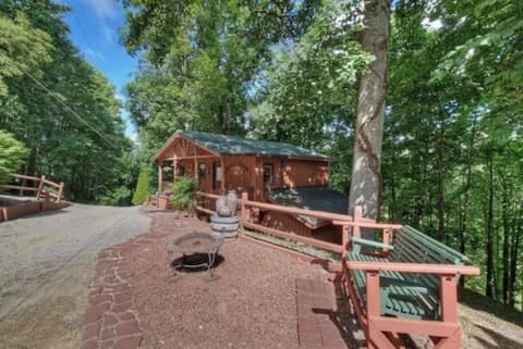 Newly Renovated Studio Cabin | Quiet Ridge Escape