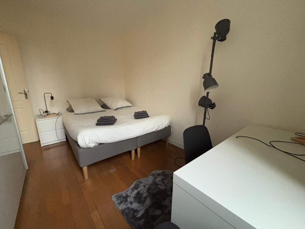 Top performing Airbnb: 2-room apartment in Puteaux city center in Puteaux