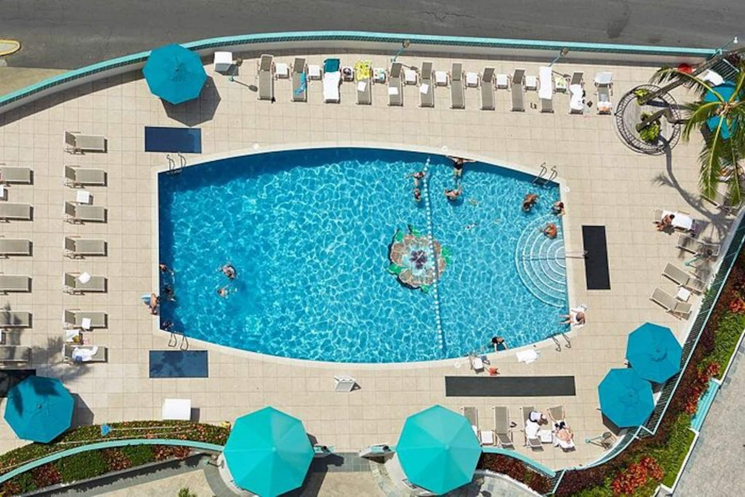 Condo in Honolulu · ★4.75 · 1 bedroom · 2 beds · 1 private bath - Image 18
