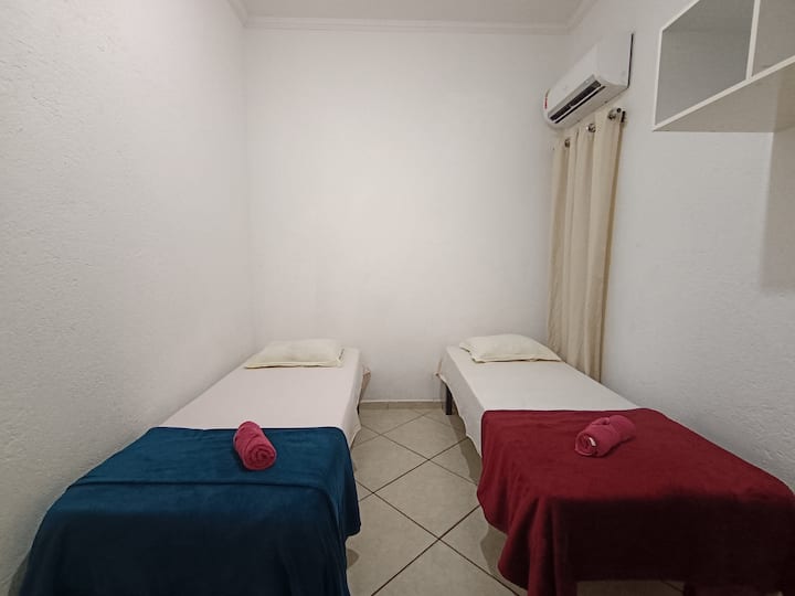 חדר שינה עם שתי מיטות יחיד, מזרני קצף D33, סדינים מצמר כותנה (150 חוטים) וציפיות, מגבות, שמיכות ומיזוג אוויר.