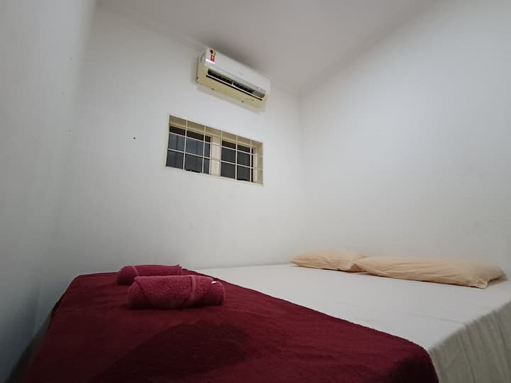 חדר שינה עם מיטת קווין סייז, מזרן קצף D33‏ 100%, סדינים מצופים כותנה פרקל 150 וכיסויי מצרשים, שמיכה, מגבות ומיזוג אוויר.