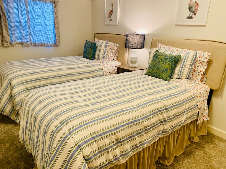 سريران مقاس XL يمكن تحويلهما إلى سرير كينج عند الطلب. يرجى ملاحظة أنه للوصول إلى منطقة المعيشة من الغرفة المزدوجة، يجب عليك المرور عبر غرفة النوم الكبيرة. هذا ليس هو الحال للوصول إلى الحمام وهناك باب لغرفة النوم المزدوجة للخصوصية.