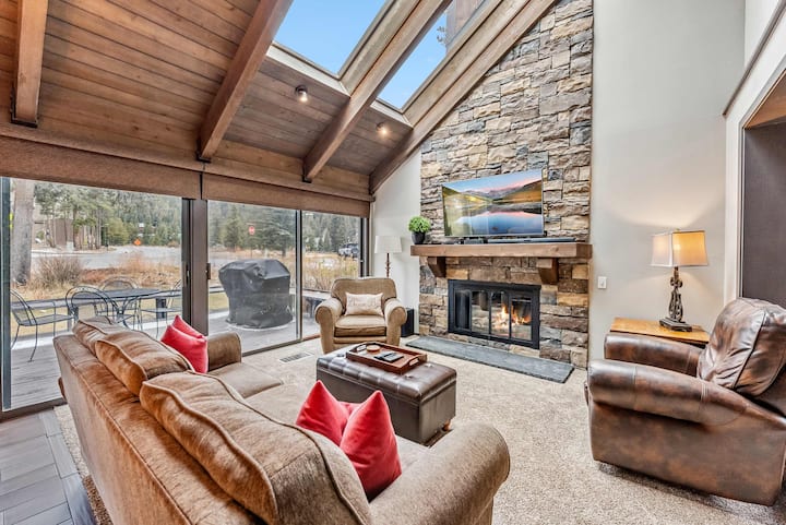 Bright Breck Condo Walk To Ski Lift & Shuttle - Breckenridge, CO