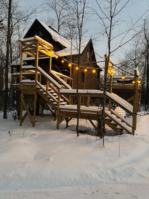 Lake Erie Lookout: Hot Tub, Fireplace, King beds