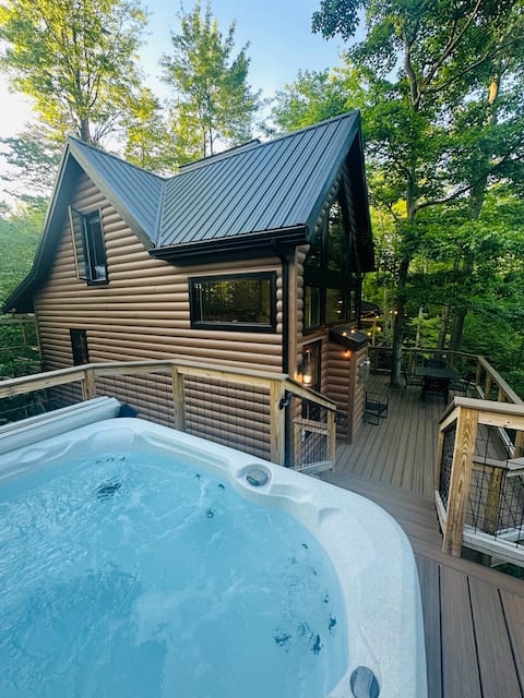 Overstory Treehouse: Hot Tub, Fireplace, Beaches