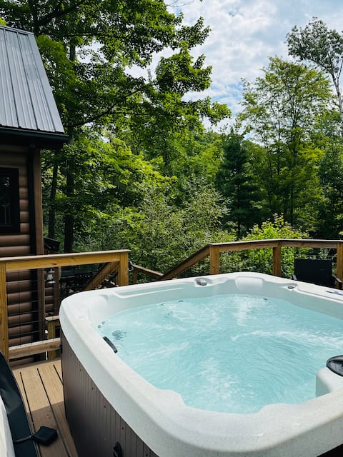 Lake Erie Lookout Treehouse, Hot Tub, Fireplace