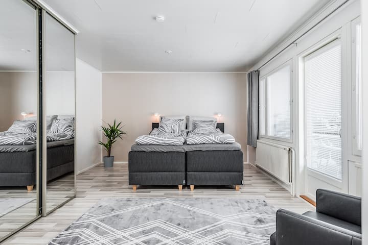 Пространа главна спална соба. Моторизиран кревет од 180/220 см.