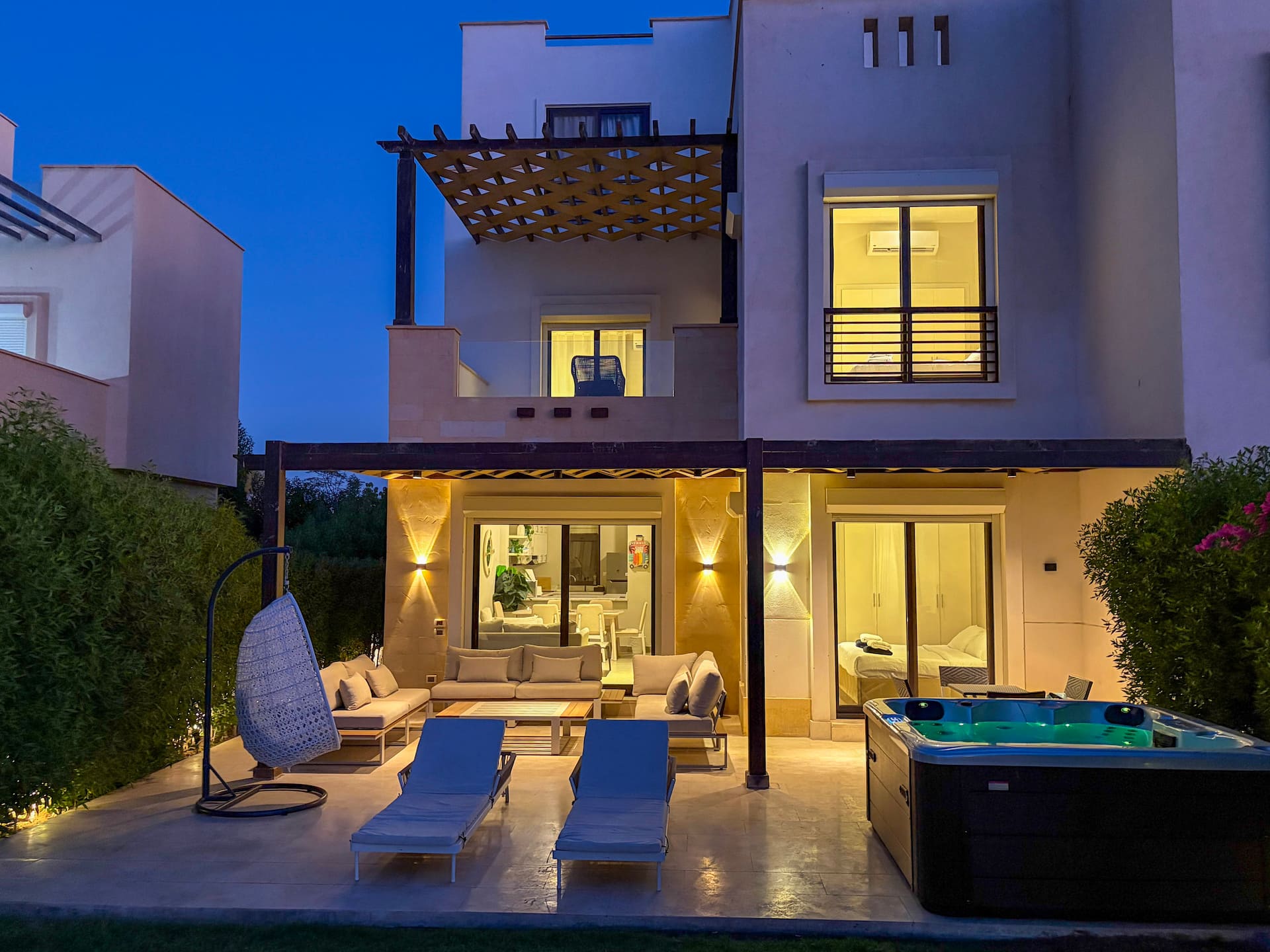 Heated Jacuzzi, Lagoon/Golf, Chic 4BR Townhouse