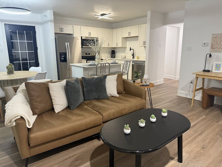 Luxury 2 Bed/2 Bath Condo-1 Block To Downtown - Iowa