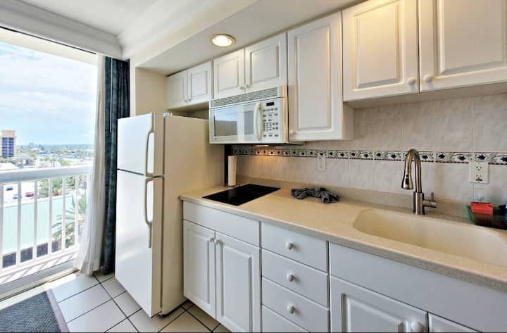 Beach & Convenience Your Daytona Oasis Awaits - Daytona Beach, FL