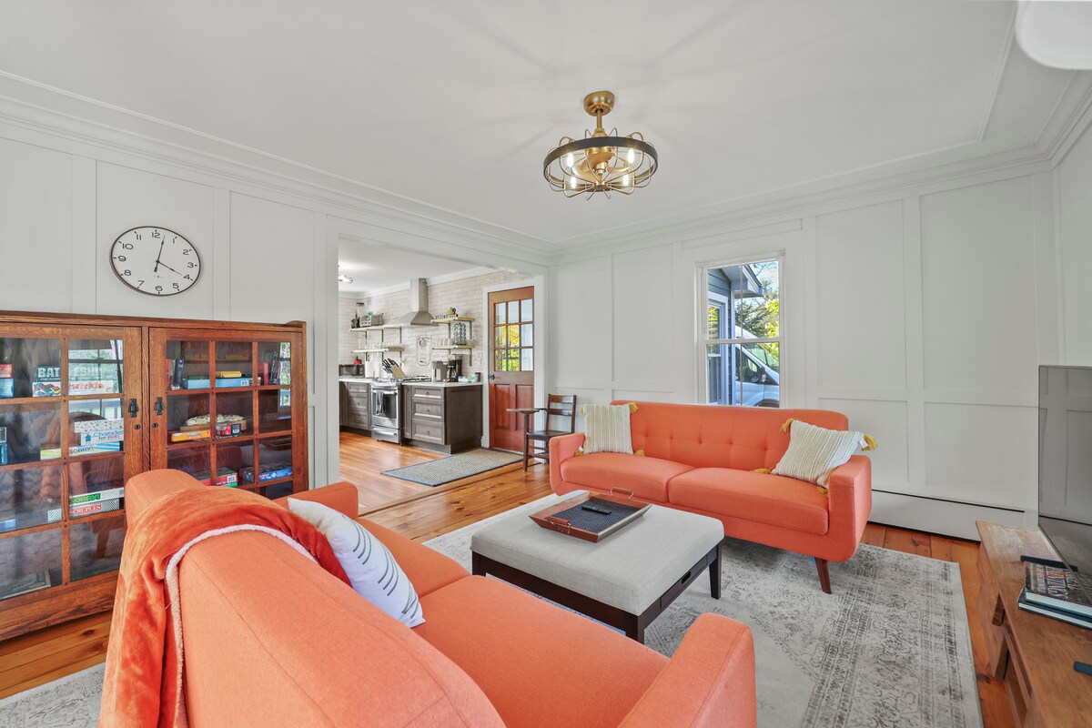 Top performing Airbnb: Charming Stockbridge Farmhouse- walk to town! in Berkshires