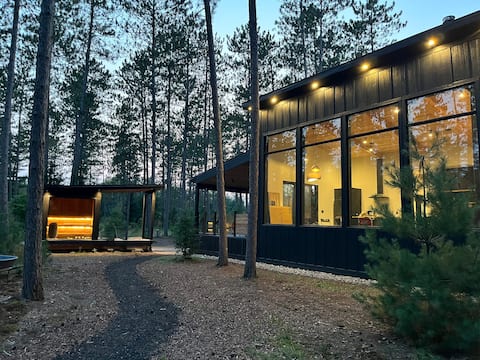Black Fox Cabin with Private Nordic Spa