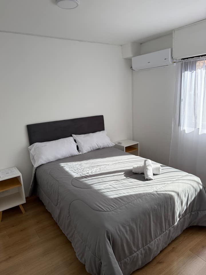 在我们的主客房中，您可以沉浸在绝对宁静的氛围中，在门多萨度过充满冒险的一天后，让您最大限度地休息。 