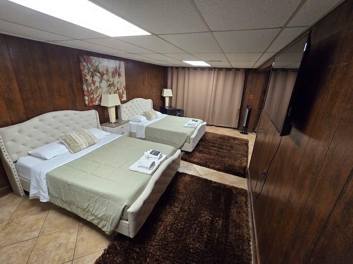 1 ห้องนอนพร้อมเตียงควีนไซส์ 2 เตียง  นอนได้ 4 คนพร้อมสมาร์ททีวีมี Wi-Fi ให้