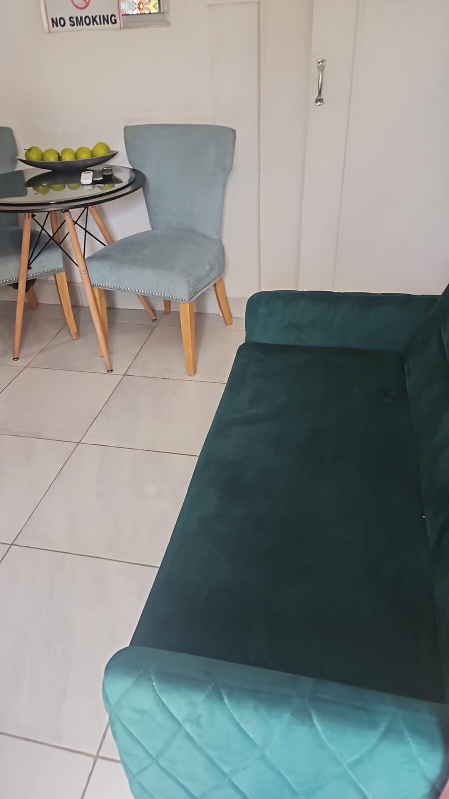 سرير أريكة صغير يقع بجوار منطقة المطبخ.