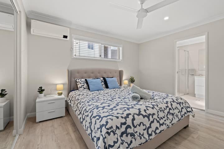 Quarto principal espaçoso com uma confortável cama king size.