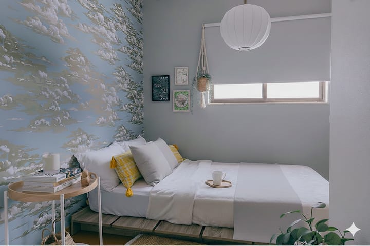 大人可愛い寝室－小さな癒しの空間で、昼も夜も寛いでください
シックな輸入壁紙に包まれた大人可愛い寝室は、ローベッドを活かして昼間はソファのように寛げる設え。読書やティータイムにもぴったりな、心に余白をもたらす場所です。夜はシャッターを閉めることで、静寂に包まれながら安らかな眠りへと誘われます。
もう一つの小さな寝室は、静けさと親密さが漂う空間。コンパクトながらも細部にこだわり、穏やかな光と優しい素材が安心感を育みます。小さなスペースだからこそ生まれる、包まれるような感覚を味わっていただけます。
