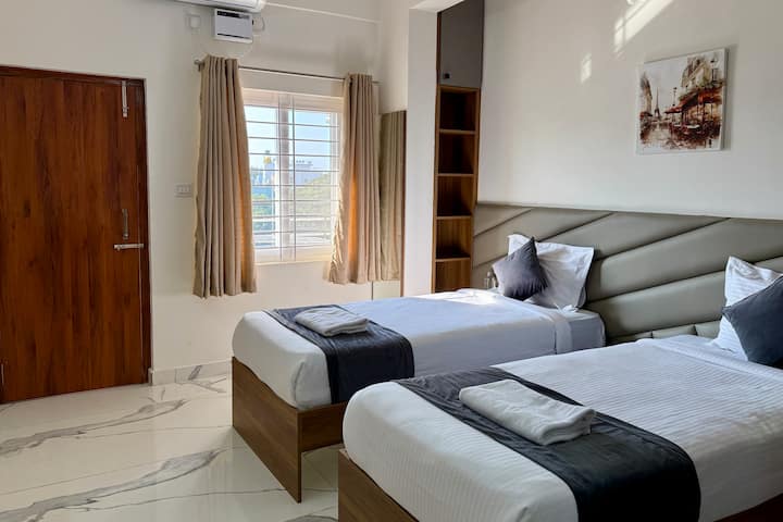 Útulná spálňa s čalúneným čelom postele, čistou posteľnou bielizňou a upokojujúcim svetlom – ideálna na odpočinok po dlhom dni.