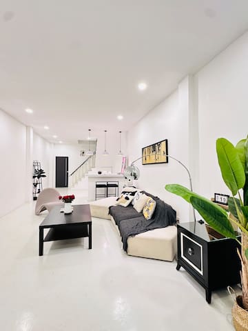 预定3晚免费接机/Silom/BTS步行7分钟/门口711便利店/卧室均带独立卫生间/最多可住13人