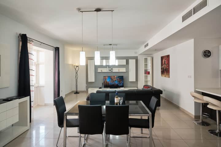 Balluta Bay Specious 3 Bedroom 2 Bathroom - Valeta