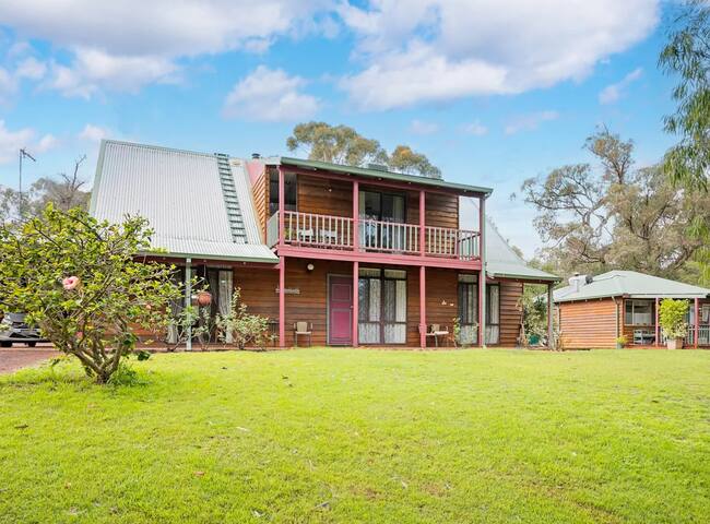 Rustic House & Cosy Cottage