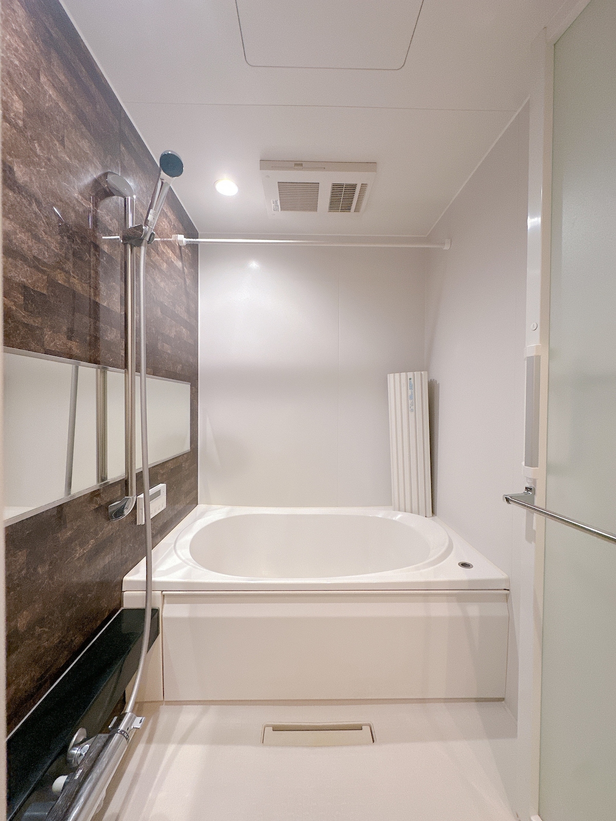 お風呂とシャワーの両方を備えており、お客様の入浴ニーズを満たします。お客様ごとにバスタブを清掃し、安心してご宿泊いただけるようにしています。シャンプーとシャワージェルはホテルと同じものです。