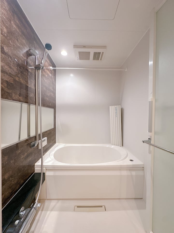 お風呂とシャワーの両方を備えており、お客様の入浴ニーズを満たします。お客様ごとにバスタブを清掃し、安心してご宿泊いただけるようにしています。シャンプーとシャワージェルはホテルと同じものです。