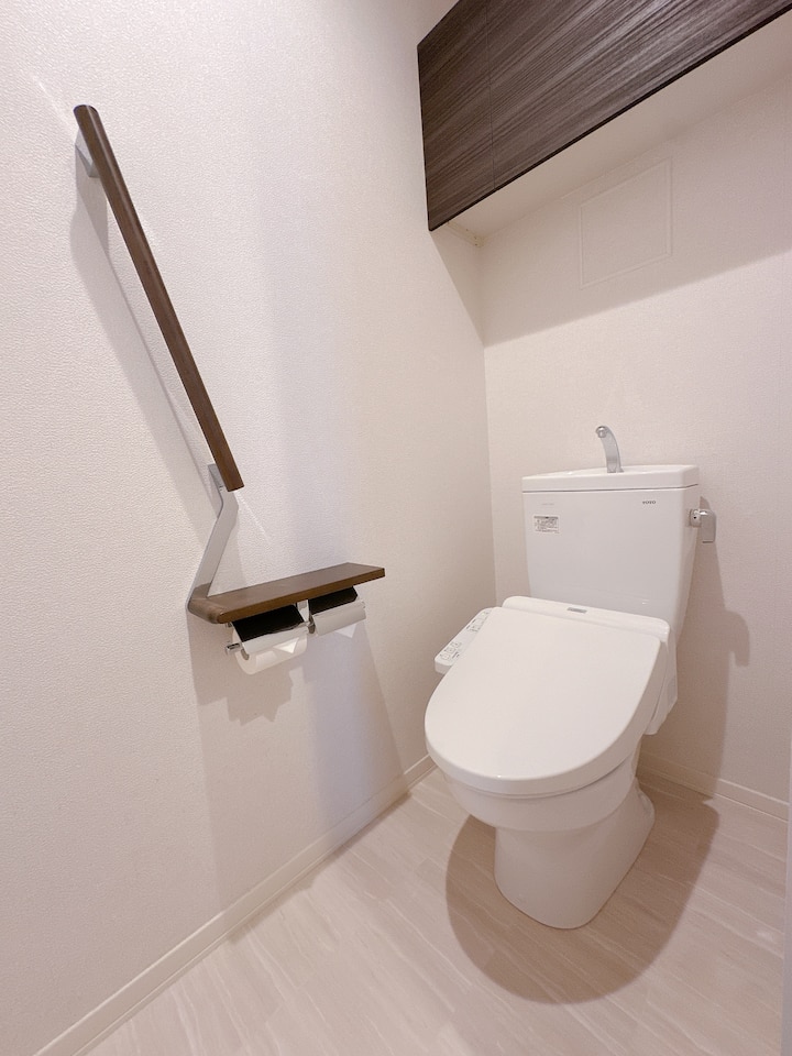 スマートトイレと電動便座。洗浄と加熱の両方の機能を備えています。お客様ごとに洗浄し、安心してご宿泊いただけます。