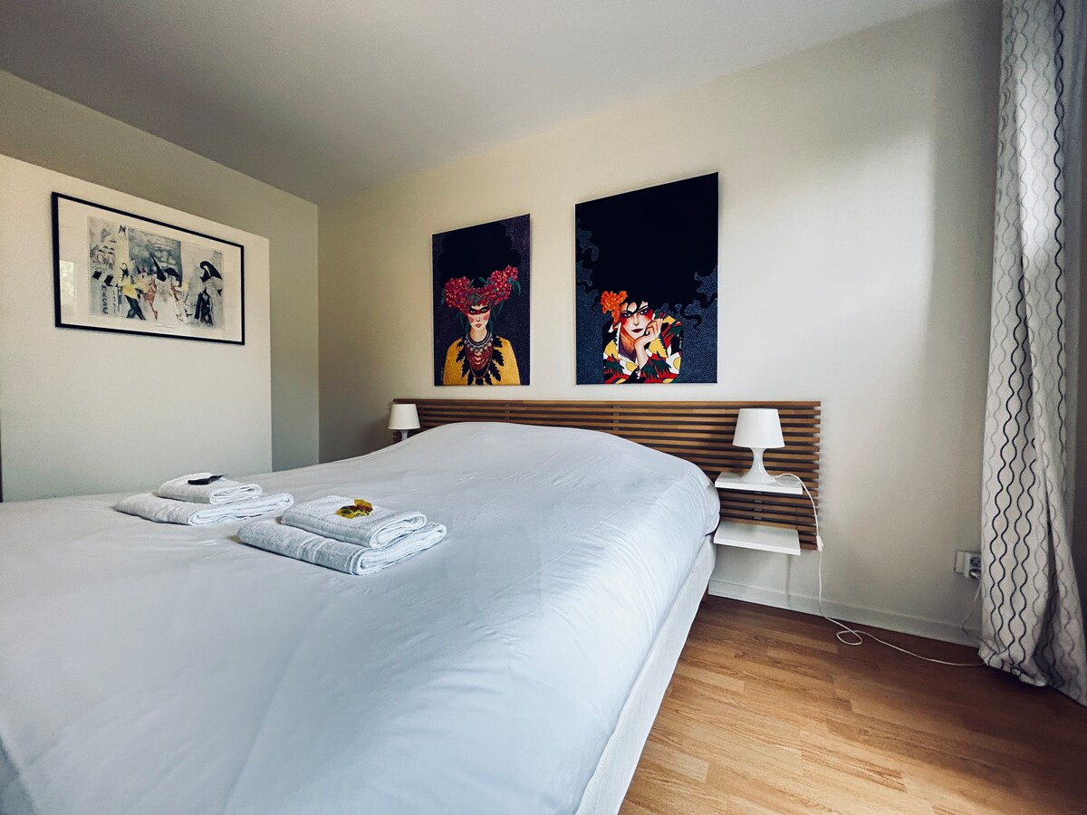 Това е първата спалня на дома, можете да се насладите на удобно двойно легло и малко пространство за съхранение на дрехите си.