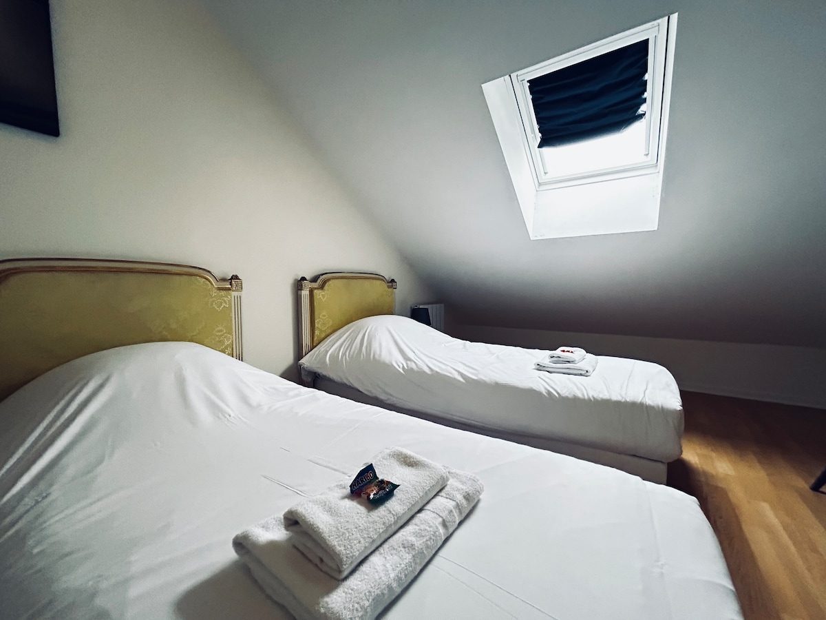 Това е втората спалня на дома, можете да се насладите на удобно двойно легло и малко пространство за съхранение на дрехите си.