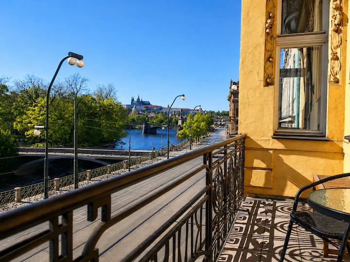 Riverside Gem W/ Balcony View - Prag