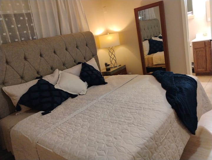 King Size Bed Private Bathroom - El Paso, TX