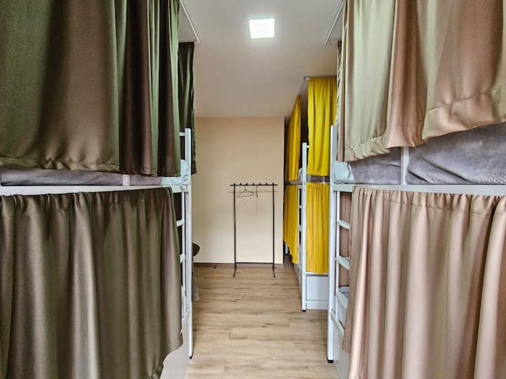 เตียงแต่ละเตียงมีโคมไฟและเต้ารับ และตู้ล็อคเกอร์ขนาดเล็กสำหรับเก็บของ