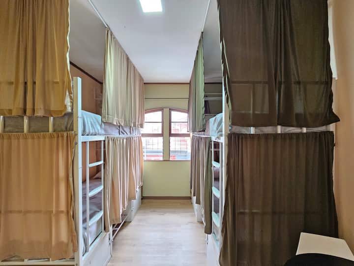 เตียงแต่ละเตียงมีโคมไฟและเต้ารับ และตู้ล็อคเกอร์ขนาดเล็กสำหรับเก็บของ