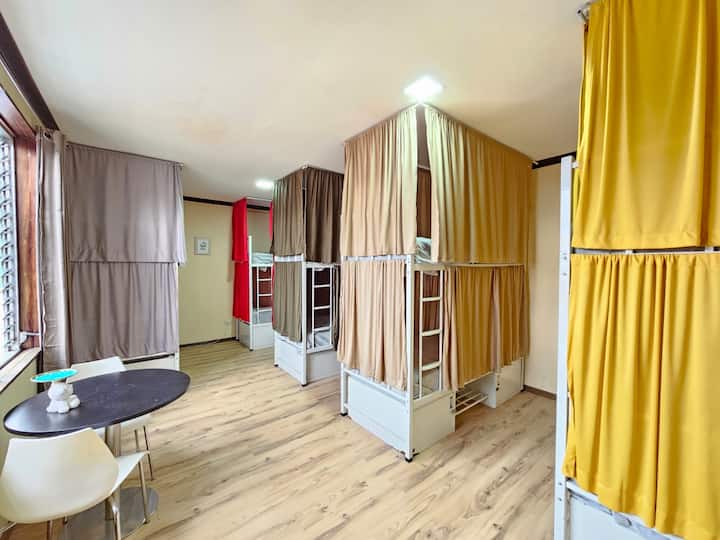 เตียงแต่ละเตียงมีโคมไฟ ปลั๊กไฟ และล็อกเกอร์เล็กๆ ให้วางของได้