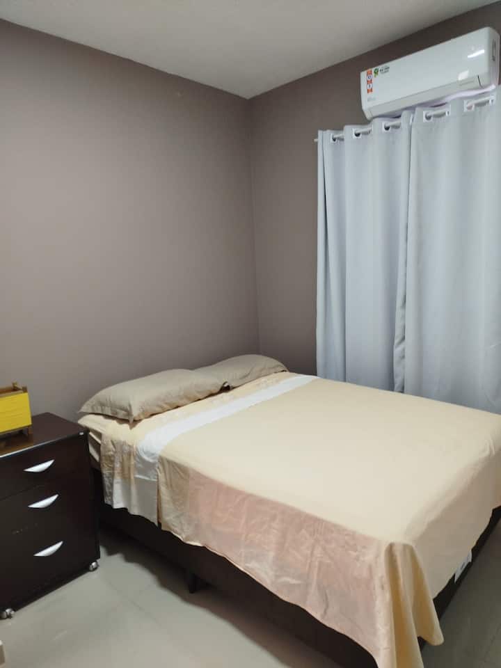quarto 3
Cama box Queen 
Ar condicionado