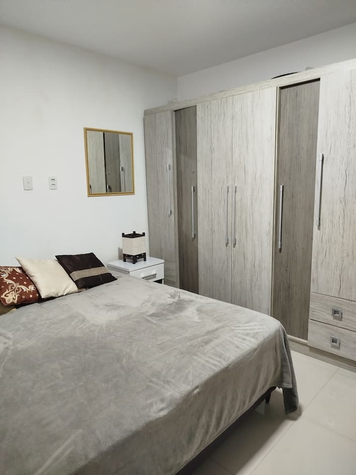 Cama box tamanho king, Ortobom  super pockett 
Ar condicionado