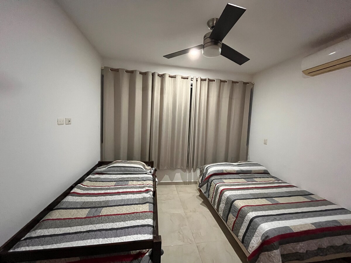 Спална соба со двоен кревет и единечен кревет, плакар , клима уред и вентилатор 