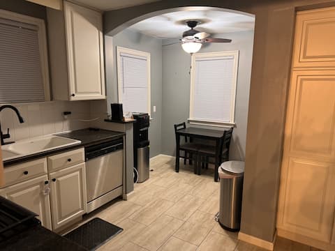 Cozy Retreat Near Shops & Dining