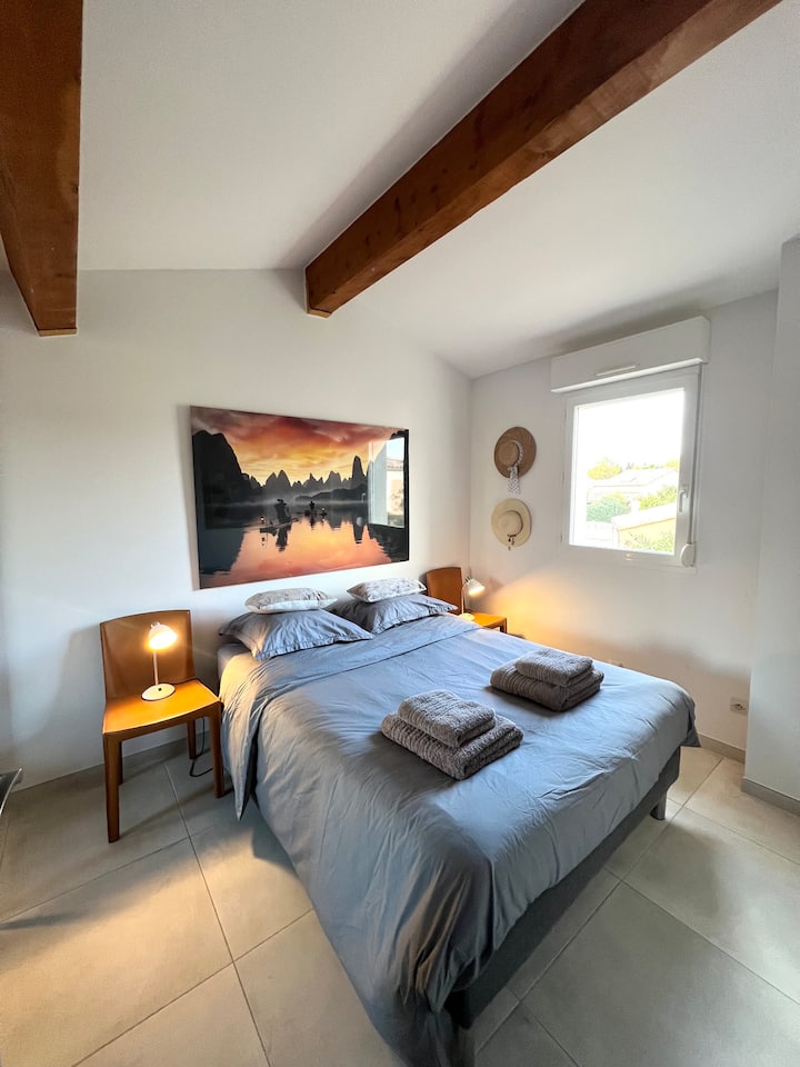 בסיס מיטה ומזרני בולטקס
יש מצעים ומגבות
אפשרות להציע את המיטות (€ 12 SUP. לכל מיטות)