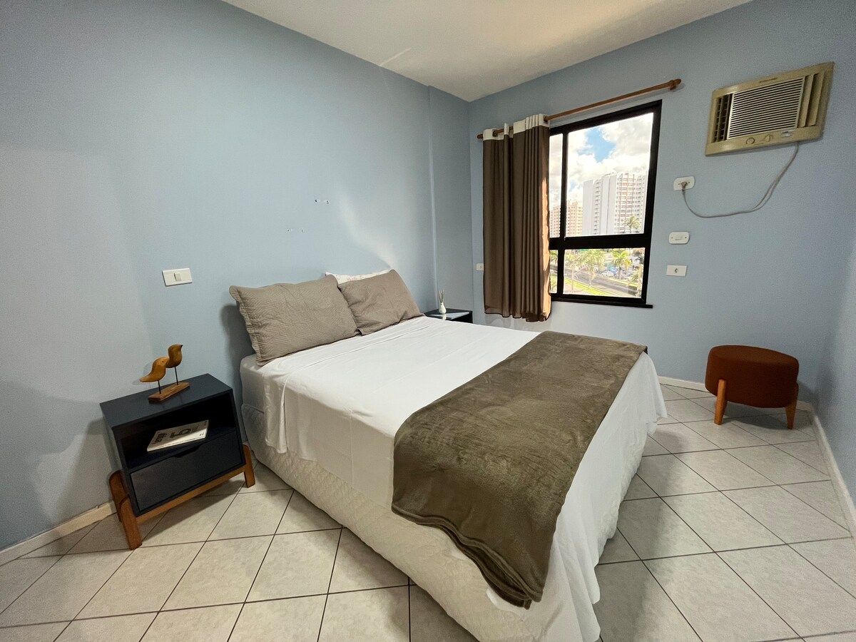 חדר מרווח ונוח עם נוף יפהפה לעיר. יש שקעים ליד המיטה ושידות לילה שמתאימות לחפצים. סט מצעים מלא עם כריות נוספות. פוף דקורטיבי ומיזוג אוויר עובדים בצורה מושלמת.