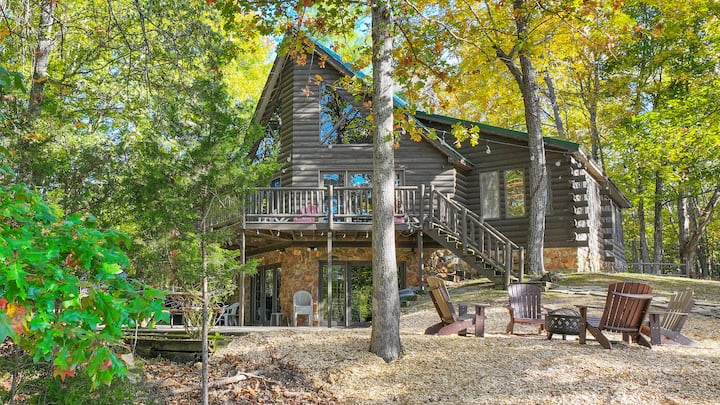 Cabin Retreat with private lake and hot tub!