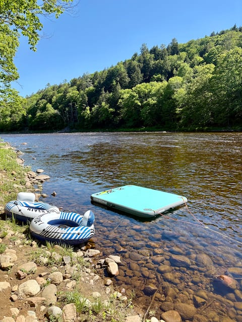 Hot Tub! Riverfront NEW ADK Cozy Cabin A!