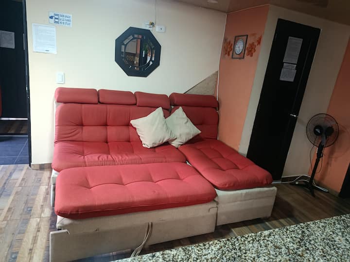 Sala de estar de 25 metros quadrados, sofá cama muito confortável.
Ele se estende para 2 x 2 para hóspedes adicionais. Ventiladores portáteis. Banheiro de hóspedes, janela e TV de 32" com canais a cabo. Conexão à Internet via cabo Ethernet e Wi-Fi