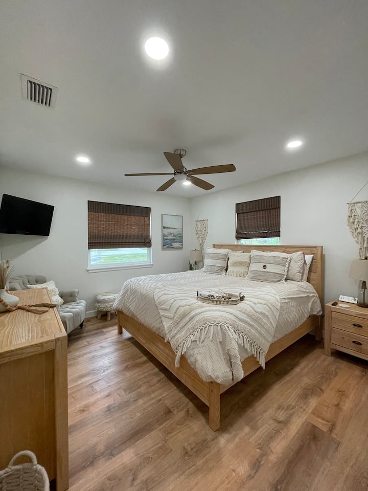 The Shoreline Room: King - size Bed, Smart TV + Quaint Seating Space