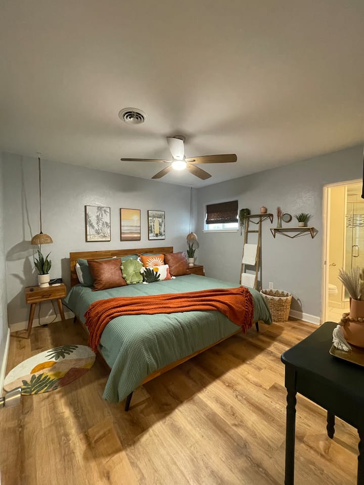 חדר השקיעה: מיטה זוגית, טלוויזיה חכמה, חדר רחצה פרטי צמוד + גישה למרפסת האחורית 