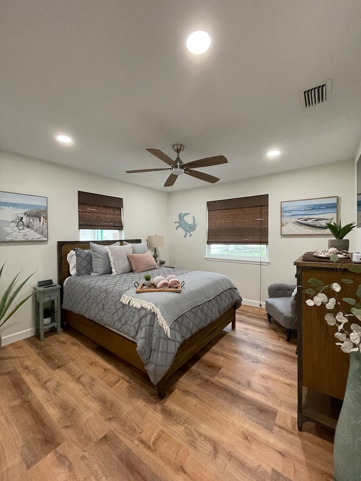 חדר חוף הים: מיטת קווין סייז, טלוויזיה חכמה + פינת ישיבה מפוארת