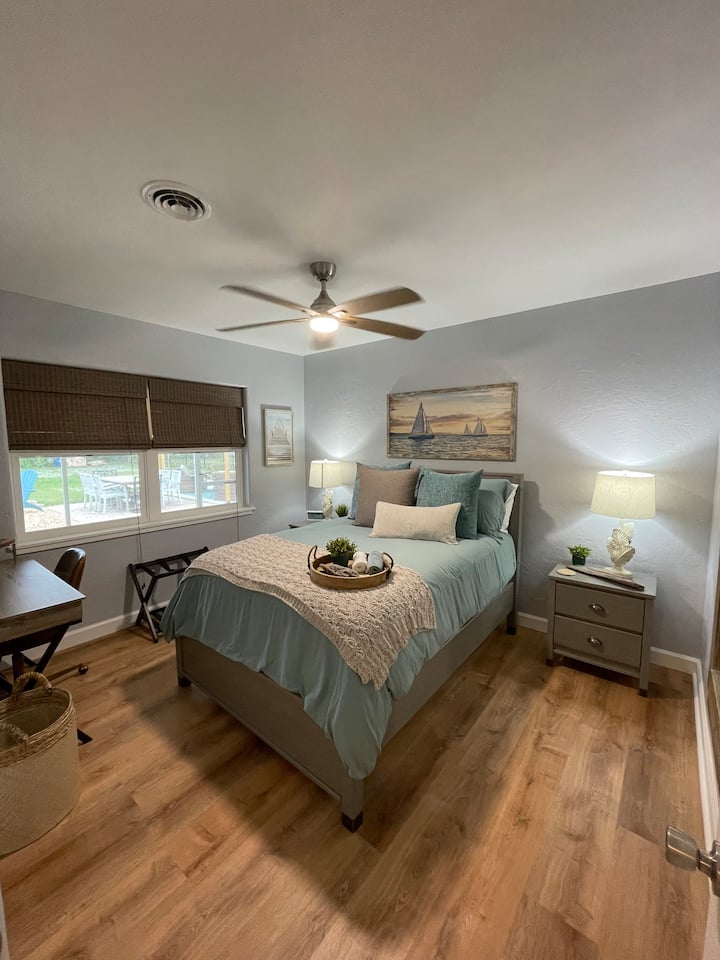 חדר המלח: מיטה זוגית, טלוויזיה חכמה + פינת עבודה פרטית 