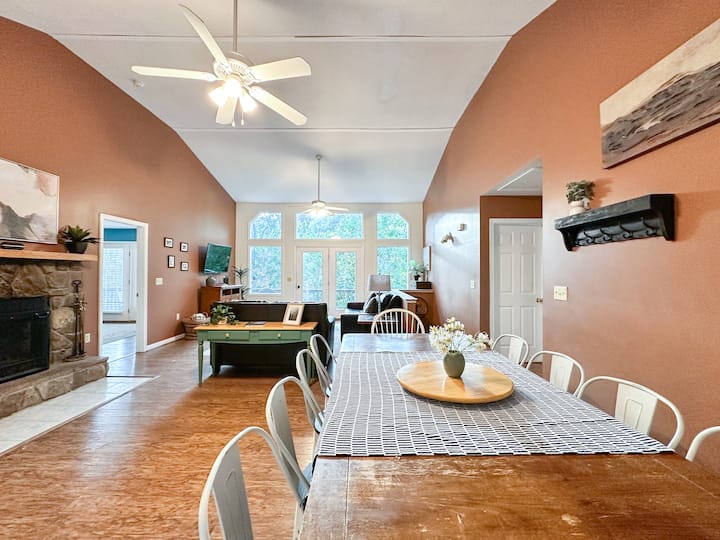 Spacious Mtn Retreat - Hot Tub, Views, Pool Table - Massanutten, VA