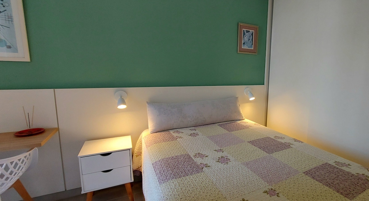 La chambre dispose d'une grande armoire pour répondre à tous les besoins de l'appartement. Il dispose de cintres, de tiroirs et d'un espace pour les chaussures.